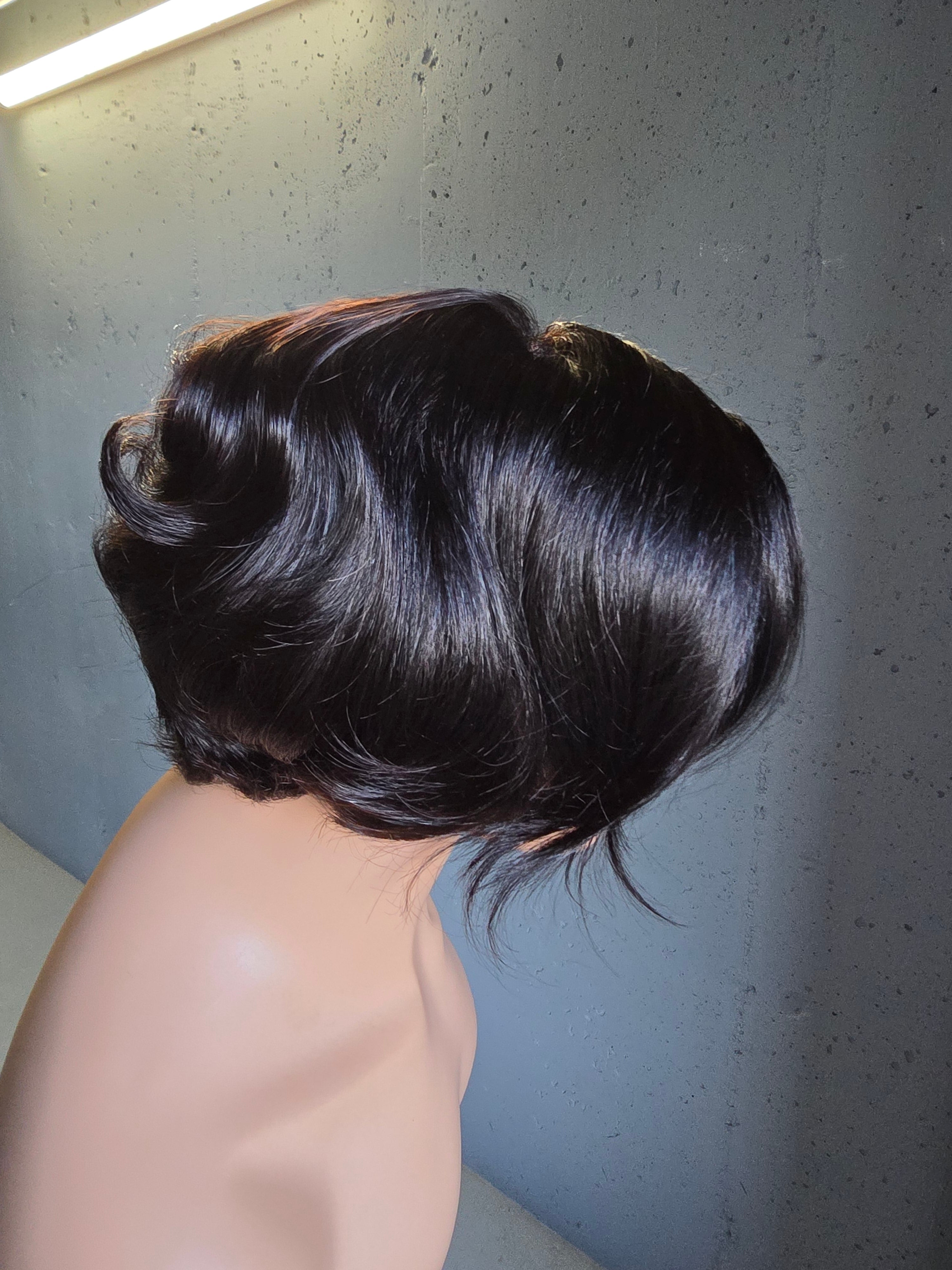 Glueless Layered Pixie Wig with Wavy Curls – 4x4 Closure (250% Density)
