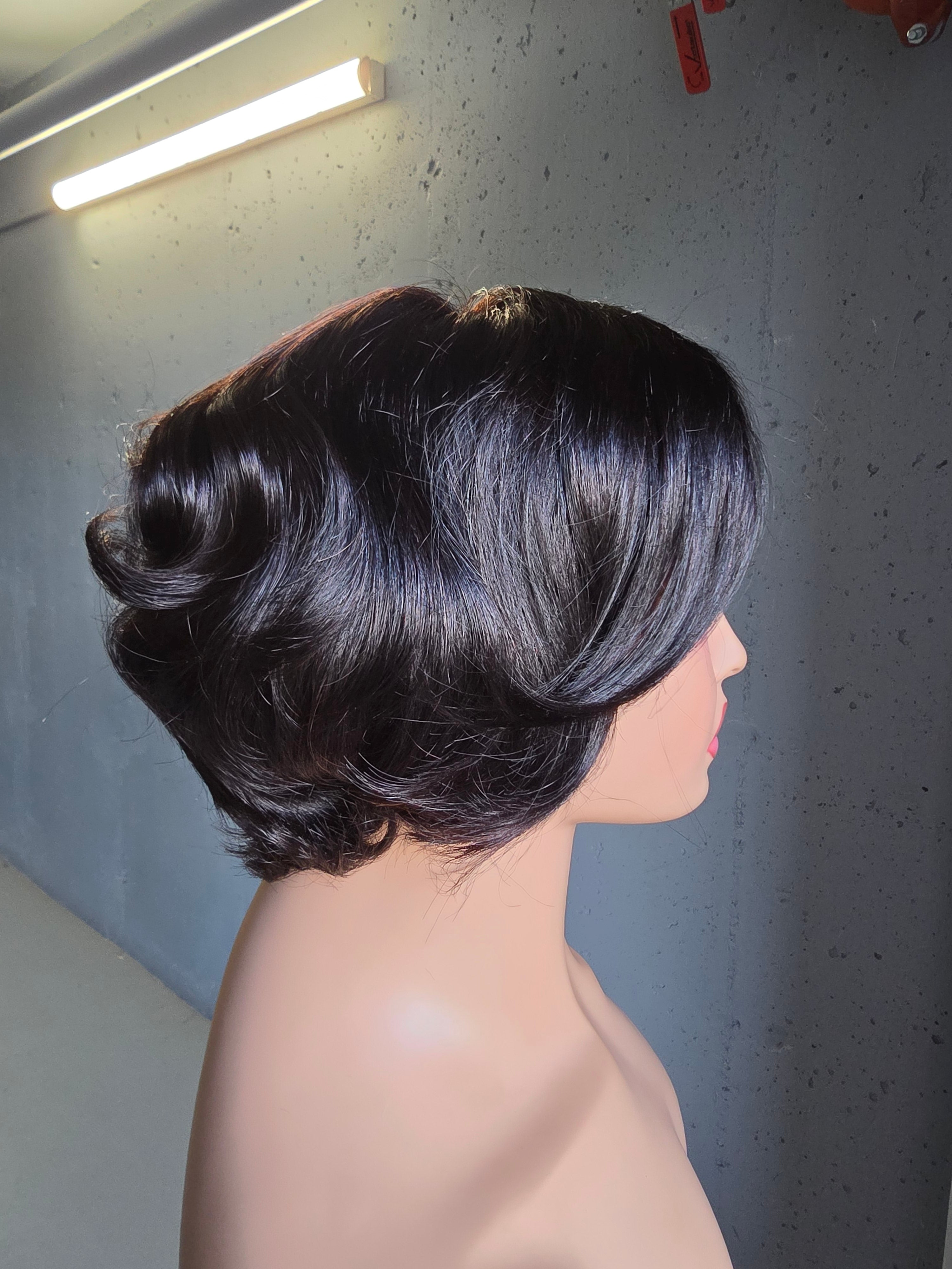 Glueless Layered Pixie Wig with Wavy Curls – 4x4 Closure (250% Density)