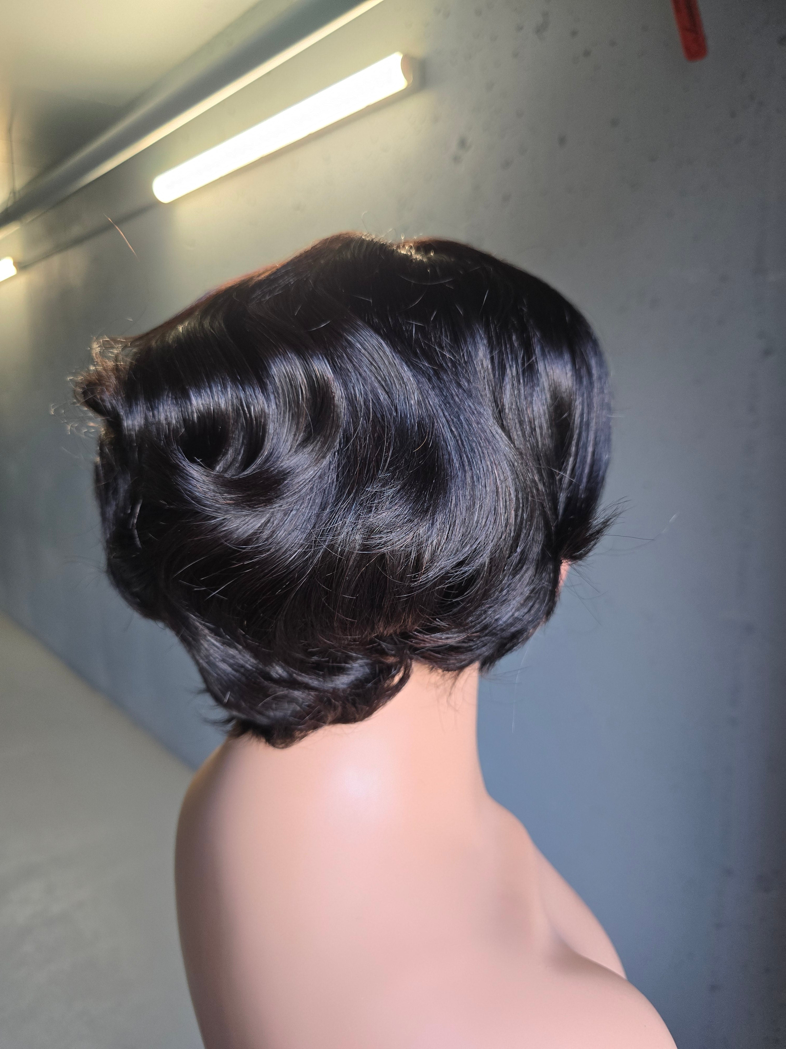 Glueless Layered Pixie Wig with Wavy Curls – 4x4 Closure (250% Density)