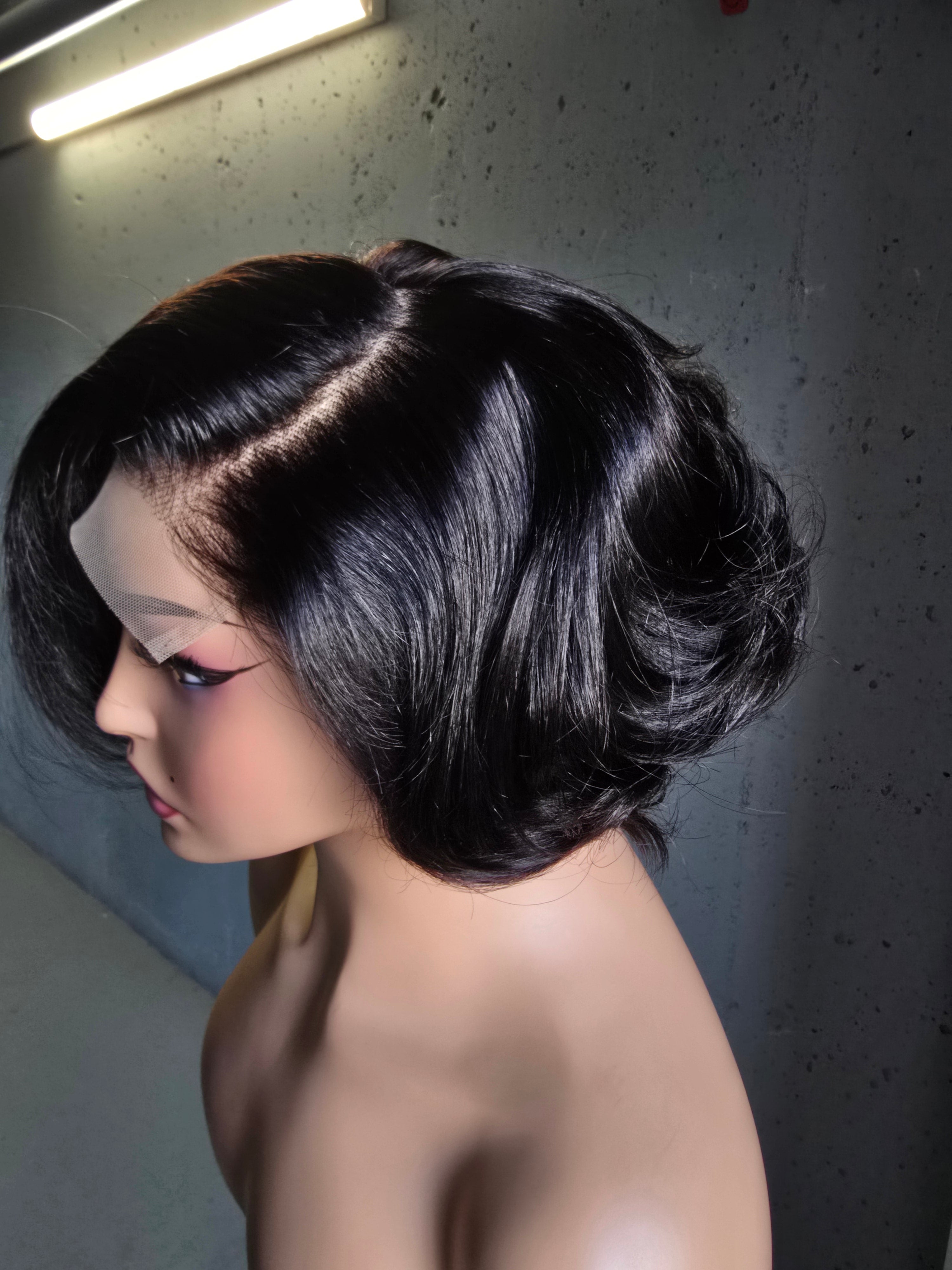 Glueless Layered Pixie Wig with Wavy Curls – 4x4 Closure (250% Density)