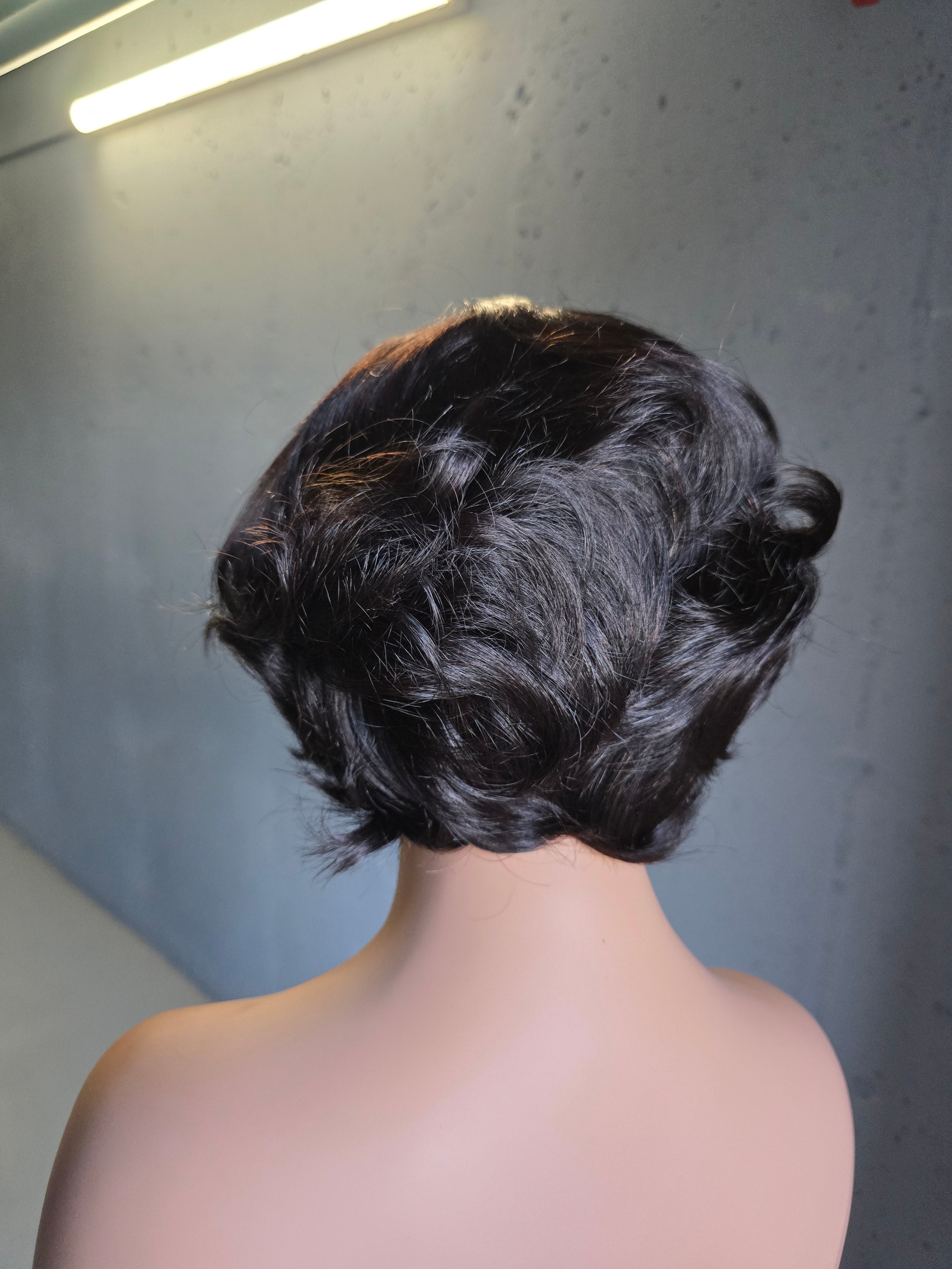 Glueless Layered Pixie Wig with Wavy Curls – 4x4 Closure (250% Density)