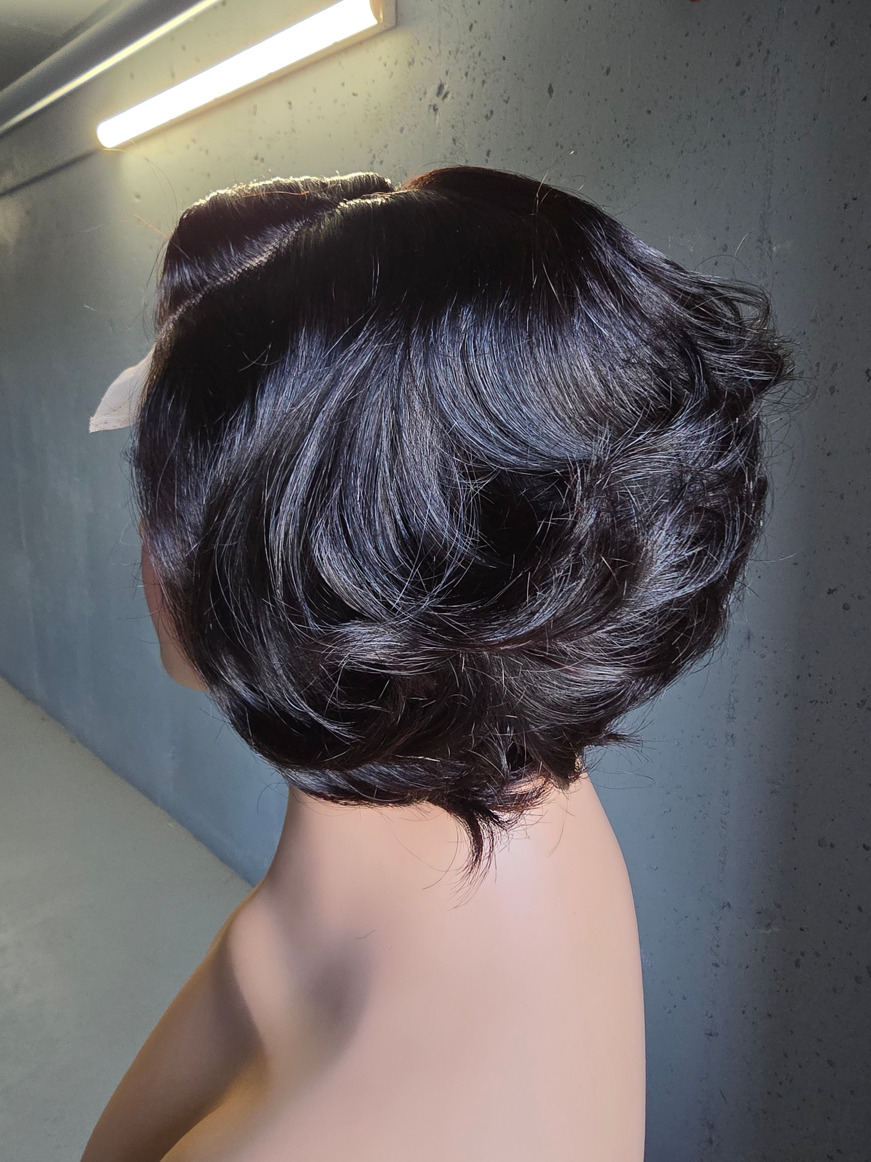 Glueless Layered Pixie Wig with Wavy Curls – 4x4 Closure (250% Density)