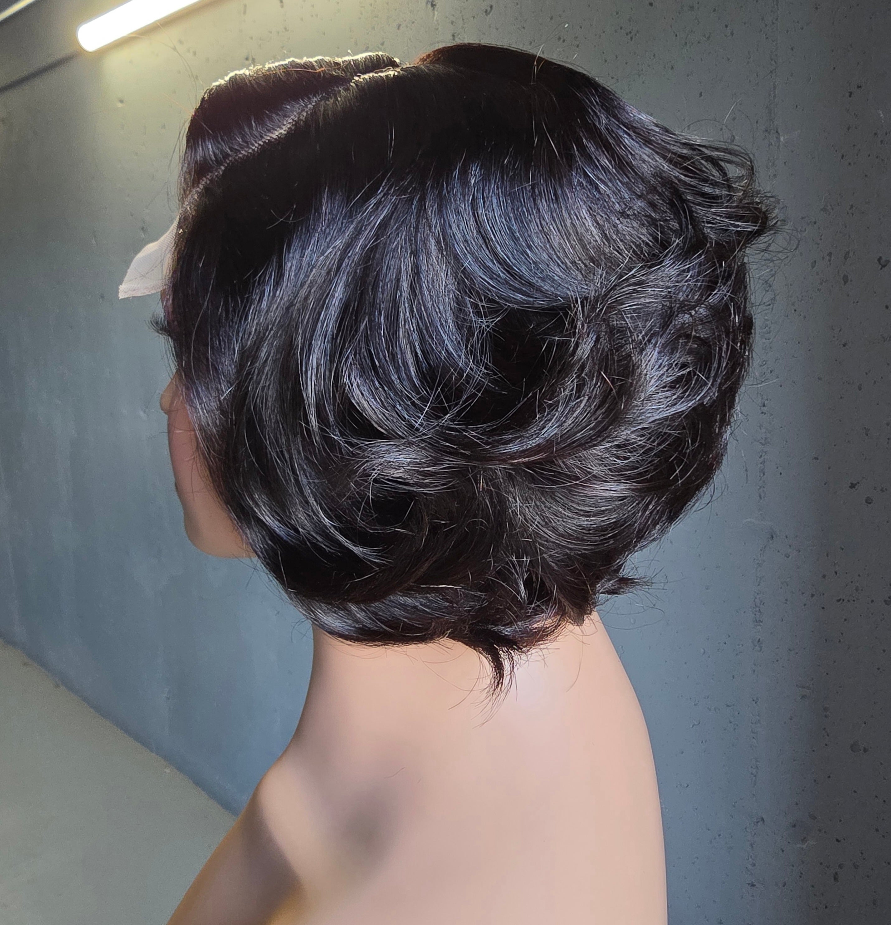 Glueless Layered Pixie Wig with Wavy Curls – 4x4 Closure (250% Density)