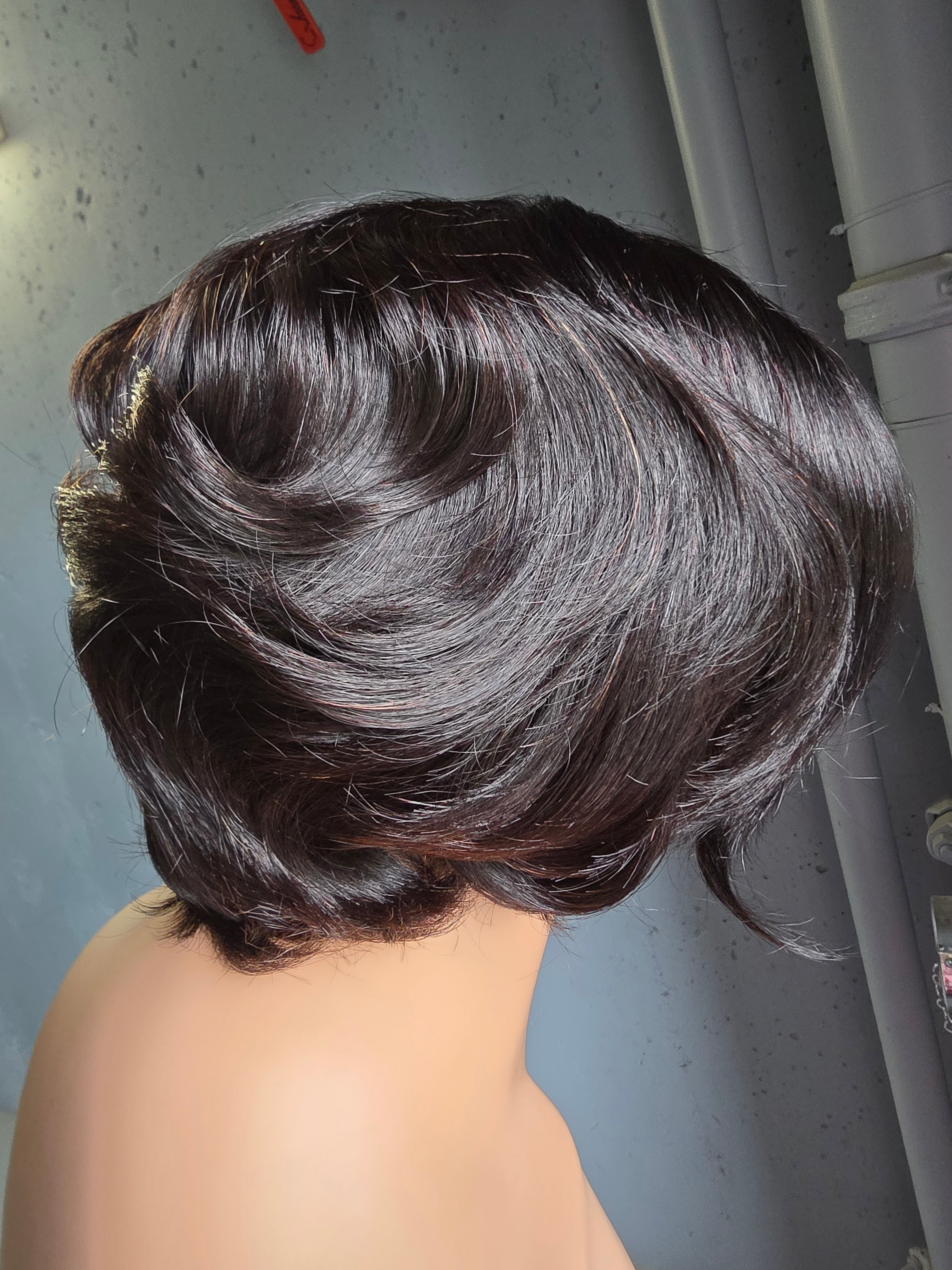 Glueless Layered Pixie Wig with Wavy Curls – 4x4 Closure (250% Density)